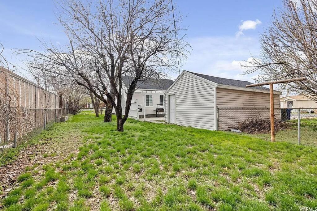 Cute Entire Small House With Large Yard! Pets Welcome! Holiday home