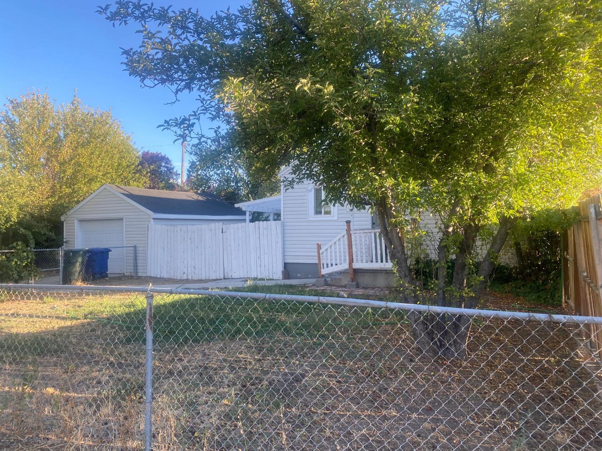 Cute Entire Small House With Large Yard! Pets Welcome!