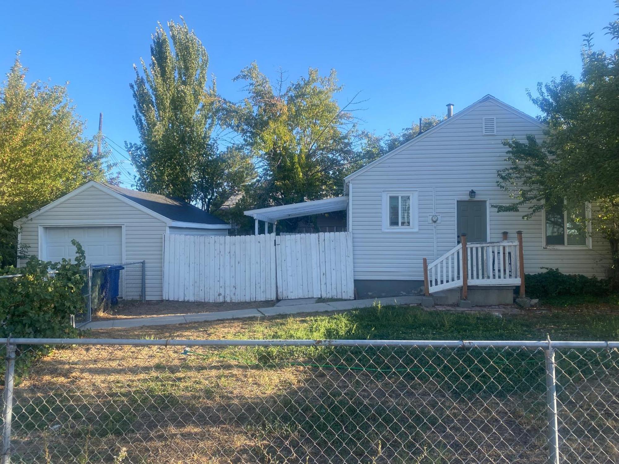 Cute Entire Small House With Large Yard! Pets Welcome! *