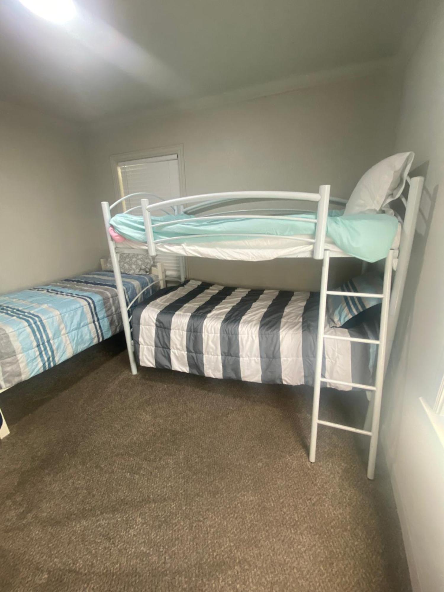 Holiday home Cute Entire Small House With Large Yard! Pets Welcome! *