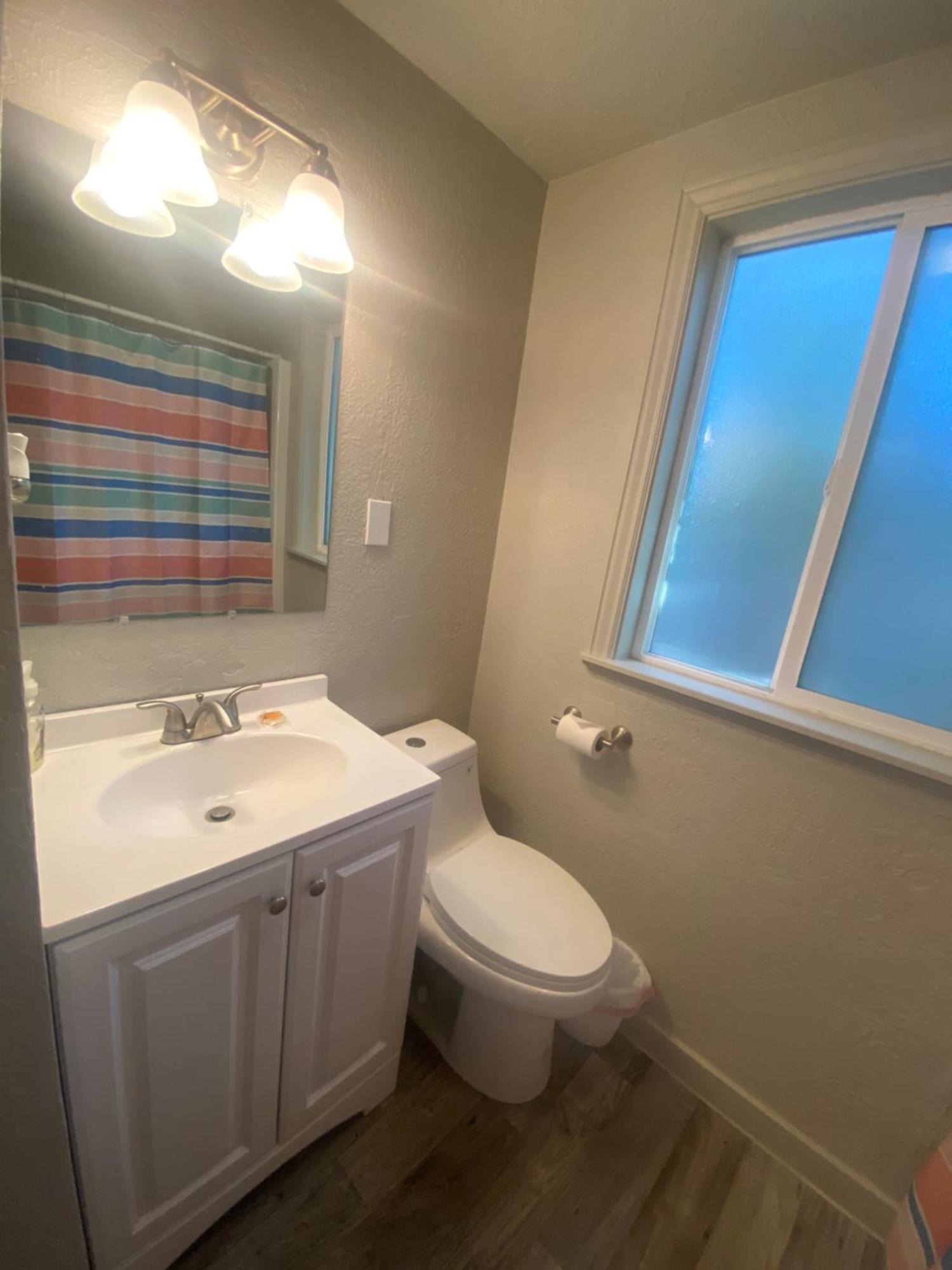 Cute Entire Small House With Large Yard! Pets Welcome! Holiday home *