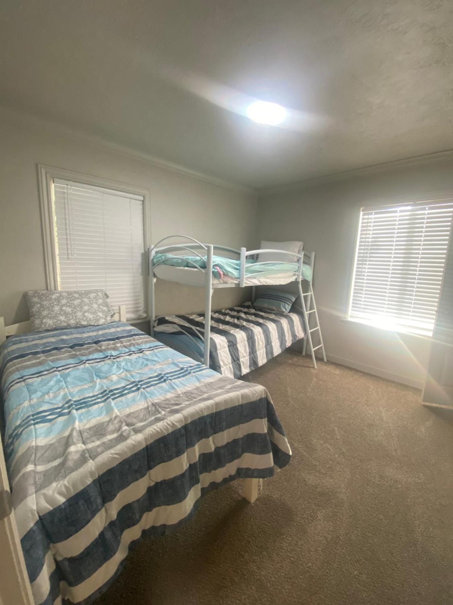 Holiday home Cute Entire Small House With Large Yard! Pets Welcome! *